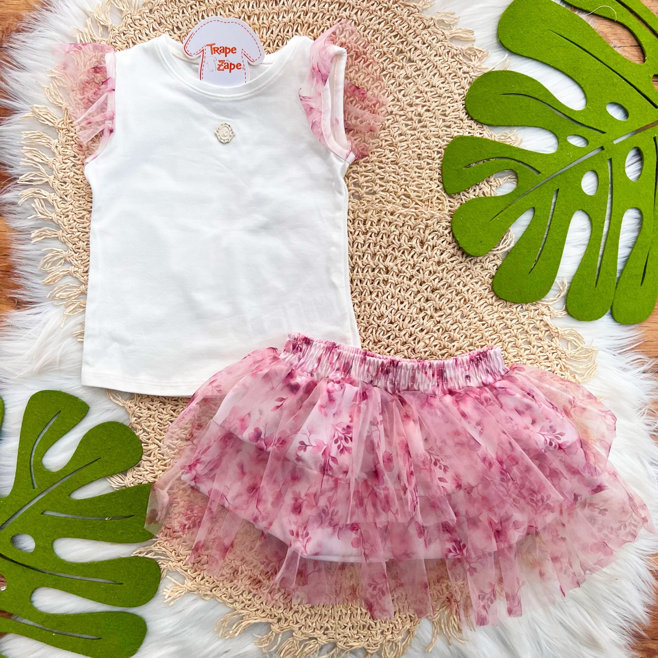 Conj. Blusa com Mini Brasão e Short Saia Floral em Tule - Off White e Rose